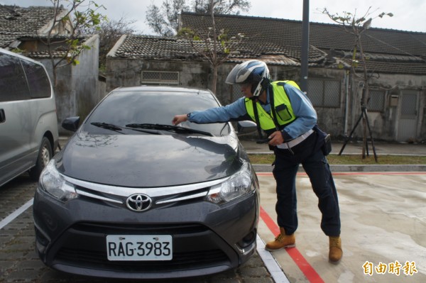 澎湖停車收費由收費員開單,放置在車輛上面,再由車主前往超商繳費。(記者劉禹慶攝)