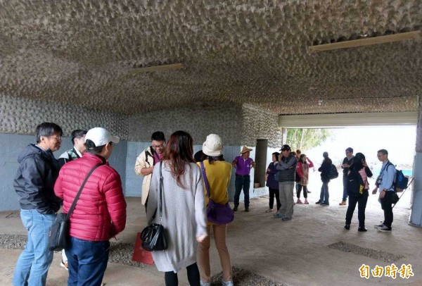 南投縣名間鄉七星陣地公園碉堡內部尖尖凸凸的「消音錐」,吸引遊客目光。(記者謝介裕攝)