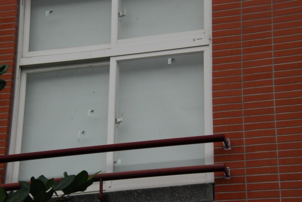 北市立關渡國小鄰近中央北路四段的二樓教室,遭歹徒持空氣槍射擊,留下6個彈孔。(記者陳恩惠翻攝)