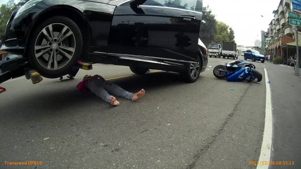 高雄市交大拖吊車恰巧經過車禍地點,及時拖吊頂起賓士車,救出壓在車底的越南籍婦人一命。(記者黃良傑翻攝)
