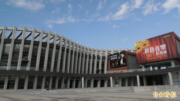 開幕以來話題不斷的屏東演藝廳。(記者羅欣貞攝)