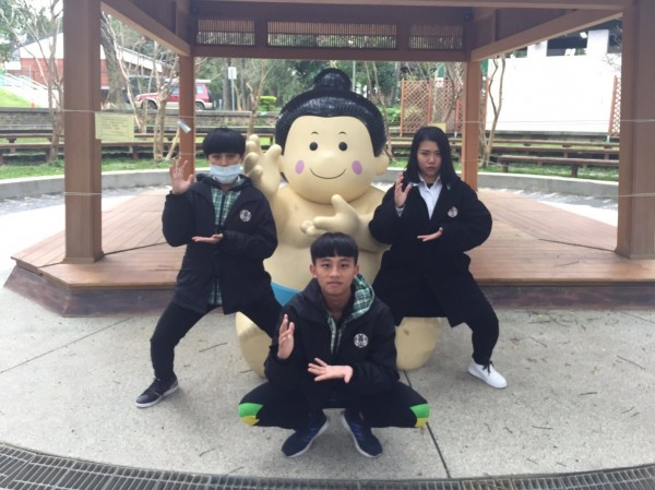 至善高中學生當導遊,明帶日本高校生嗨逛大溪老街,今天進行彩排。(至善高中提供)