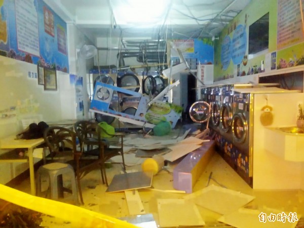 二林鎮湸湸自助洗衣店氣爆後現場面目全非。(記者陳冠備攝)