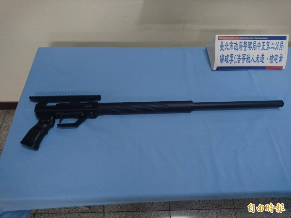 警方查扣傷人長槍。(記者王冠仁攝)