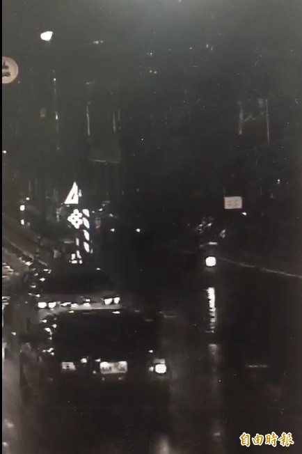 吳女騎車經過的身影。(記者王冠仁翻攝)