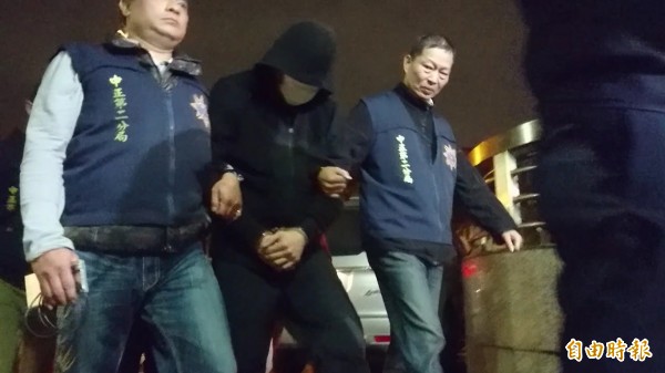 李姓老闆被帶回警局。(記者王冠仁攝)