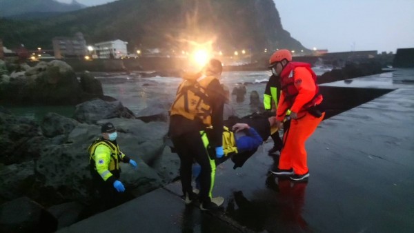 海巡二總隊士兵、新北消防局消防員冒著10級陣風救人。(記者林嘉東翻攝)