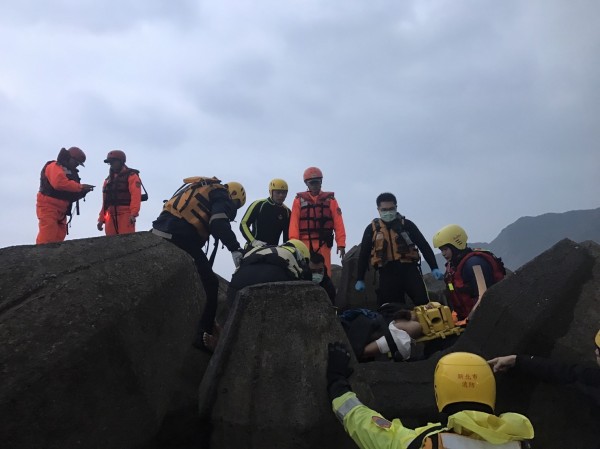 海巡二總隊士兵、新北消防局消防員搶救船員。(記者林嘉東翻攝)