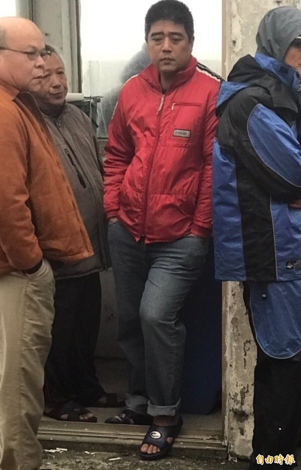 船長楊宗慶說,事發當時,他開著船,9名船員站在甲板上準備進港,船舶突然被右側打來的大浪打到側翻,船舷左側撞上礁岩。(記者林嘉東攝)