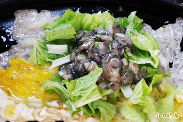 玉花小吃部的蚵仔煎是招牌料理。(記者林宜樟攝)