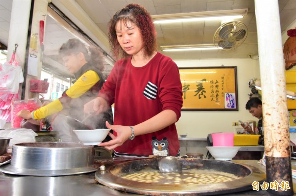 紅豆湯圓店老闆陳武助已交給兩位女兒接棒，讓這股老味道繼續傳承下去。（記者張議晨攝）