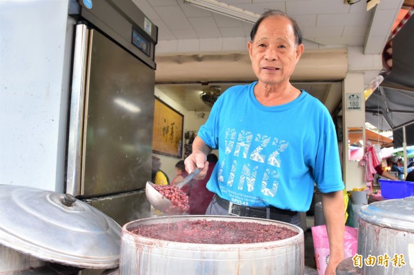 76歲的老闆陳武助，靠著紅豆湯及圓仔湯，在羅東市中心立足超過半世紀。（記者張議晨攝）