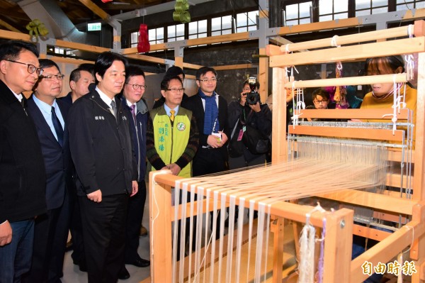 行政院院長賴清德（左三）參訪宜蘭縣中興文創園區送上「大禮」。（記者張議晨攝）