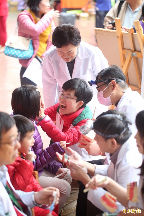 前台中市長張溫鷹與與牙醫師為小朋友做牙齒健檢，陳俞融也教小朋友如何正確刷牙。（記者蔡淑媛攝）