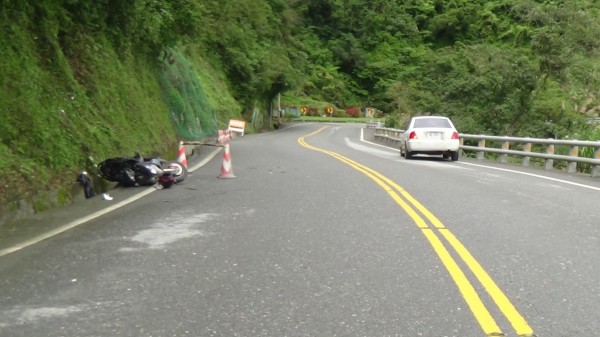 李男駕車行經蘇花公路116.6公里處時，因跨越雙黃線逆向超車，撞上對向的機車。（記者張議晨翻攝）