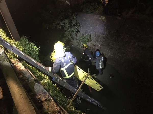 恆春昨天發生一起嚴重車禍，還有人被撞摔進龍鑾溪中，消防人員下溪底搶救。（記者陳彥廷翻攝）