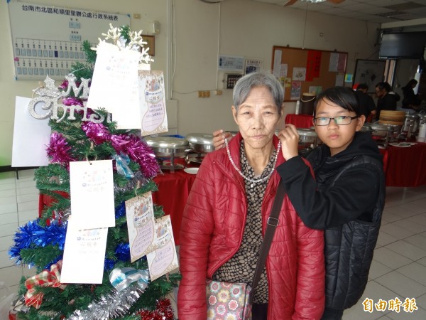 環宇文教基金會幫忙募得一條水晶項鍊，讓少女小眉（右）送給沒有任何首飾的曾祖母，作為圓夢耶誕禮。（記者王俊忠攝）