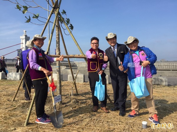 國際獅子會300-D1區舉辦「樹造幸福，一人一樹愛地球」植樹活動，會員一起植樹愛地球。（記者蔡文居攝）