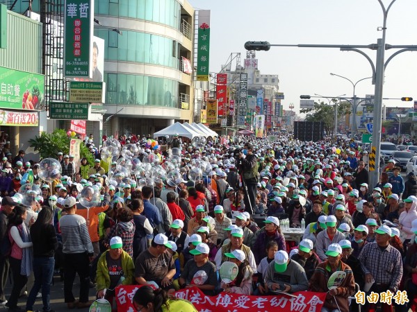 黃偉哲安南區後援會成立造勢大會，現場擠滿支持者。（記者蔡文居攝）