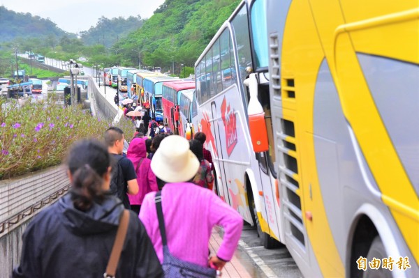 蘇澳新站每天早上10點至下午1點間，站外可見長長遊覽車龍。（記者張議晨攝）