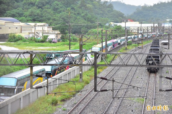 蘇澳新站每天早上10點至下午1點間，前站、後站可見長長遊覽車龍。（記者張議晨攝）