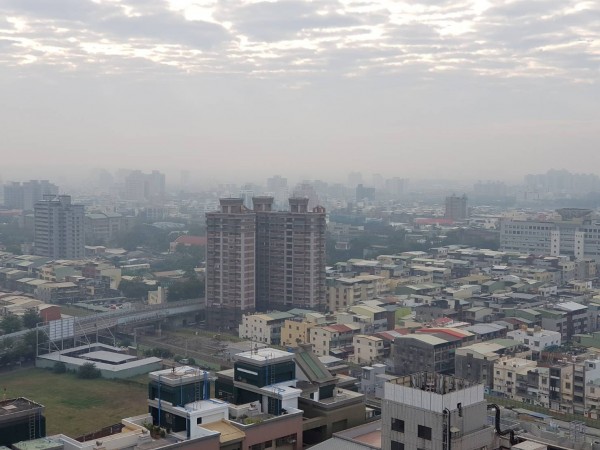 高市今早空氣品質不佳。（記者陳文嬋攝）