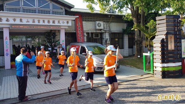 東山區吉貝耍國小60週年校慶活動，校長姜秋蘭等人今日點燃聖火，交由學童持聖火繞學區。（記者王涵平攝）