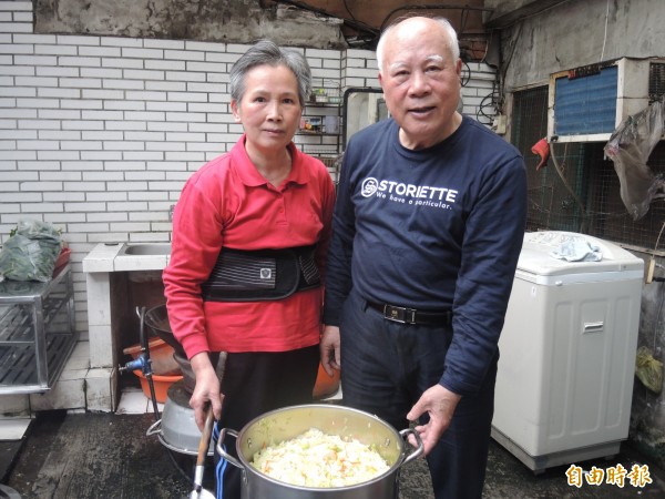 鍾福清和太太羅銀花每天一起準備潤餅捲的新鮮食材。（記者翁聿煌攝）