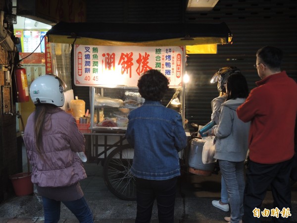 鍾福清的潤餅捲攤一開31年，是老顧客最難忘的味道。（記者翁聿煌攝）