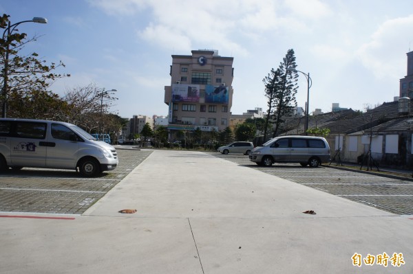 原本一位難求的馬公市區停車場，收費首日出現不少停車空位。（記者劉禹慶攝）