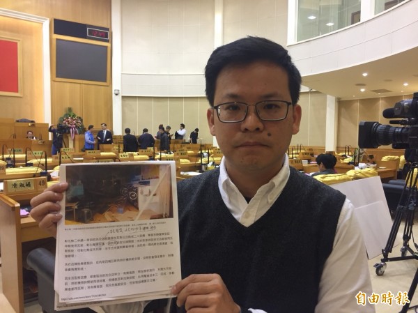 縣議員曹嘉豪今在議會要求彰化縣消防局全面檢測並清查所有營業場所，列出有使用瓦斯的店家。（記者張聰秋攝）