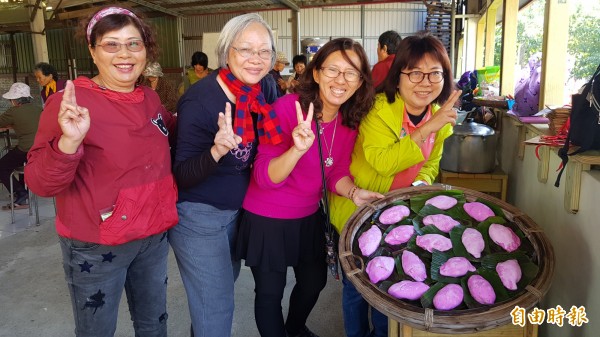 阿公阿嬤製作紅龜粿，有好吃的結業禮物，也為一鄉一特產貢獻心力，老當益壯。（記者王涵平攝）