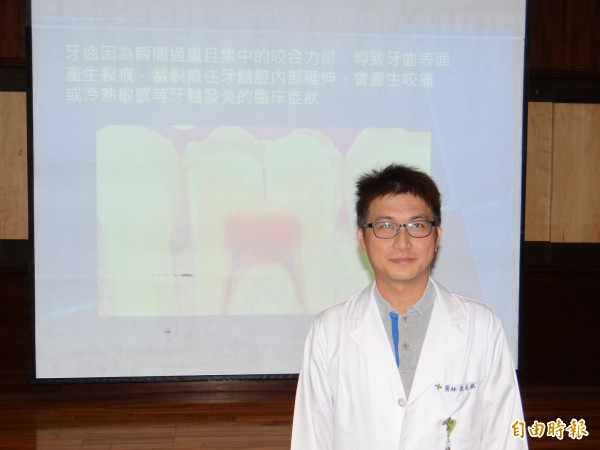對於進食咬到特定角度會不適、牙酸痛敏感等症狀,牙醫師張玉麒表示,有可能是齒裂徵兆。(記者王俊忠攝)