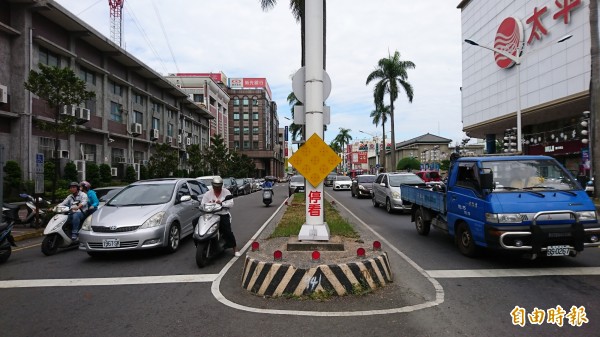 屏東市中正路縣警局大門口前方的燈座也被貼上交通警語。（記者葉永騫攝）