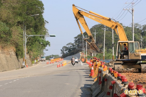 公路總局於造橋鄉台13甲線進行道路拓寬及截彎取直工程。（記者鄭名翔攝）