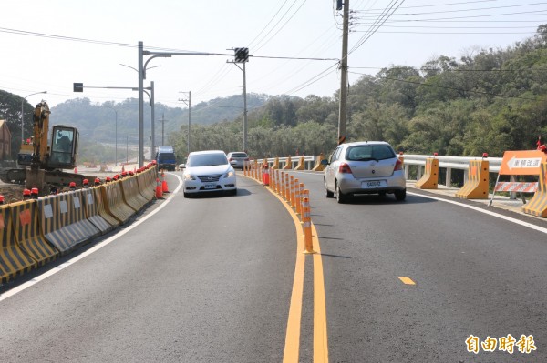 公路總局於造橋鄉台13甲線進行道路拓寬及截彎取直工程，該路段僅南北單線車道通行。（記者鄭名翔攝）