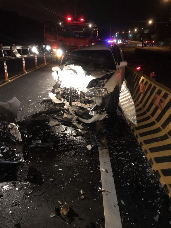 一輛白色自小客車昨夜於該施工路段，突衝到逆向車道，迎面撞上對向來車，導致４人受傷。（記者鄭名翔翻攝）