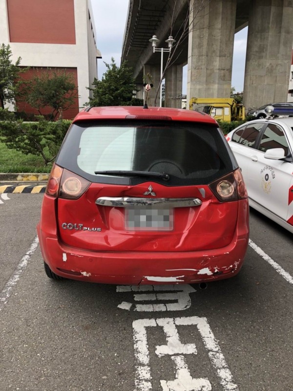 被校車追撞的轎車車尾毀損，所幸無人員受傷。（記者湯世名翻攝）