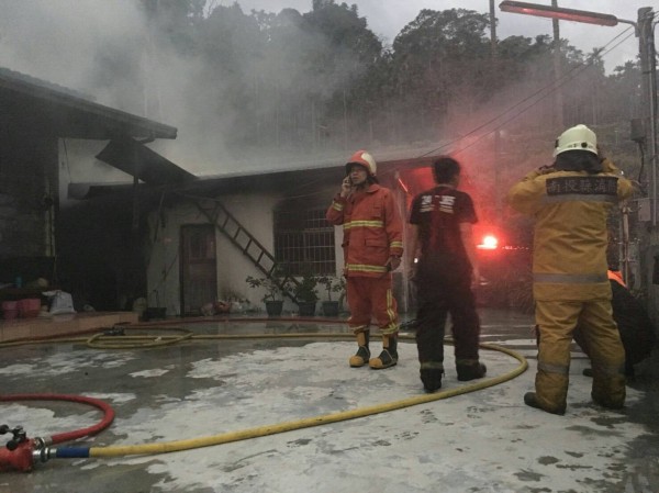 南投水里發生民宅火警，消防人員抵達火場，約半小時控制火勢。（記者劉濱銓翻攝）