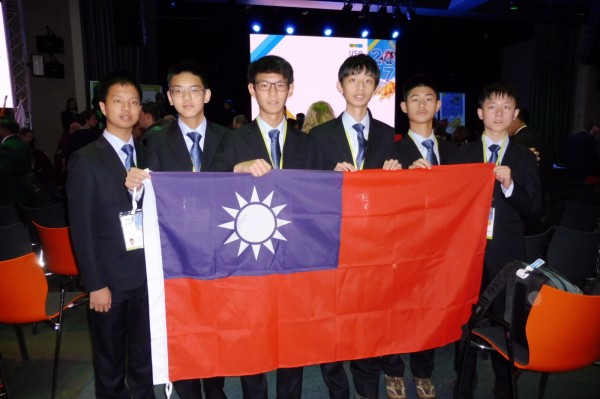台灣之光!國際國中科學奧林匹亞傳回捷報,我6小將勇奪6金,抱回世界冠軍,左起廖昱全、曾治蓁、李祥宇、楊承澔、張正穎、董宇光。(圖由教育部提供)