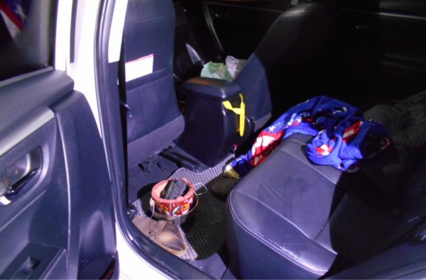 警員拿車鑰匙和遙控器至地下室及時找到車輛救人。（記者李容萍翻攝）