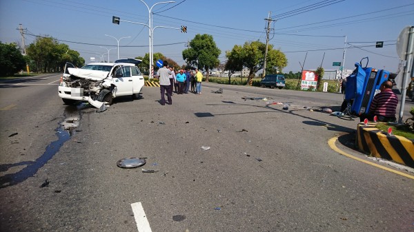 台一省道斗南延平路一段與義和一路路口發生3車事故，造成小貨車司機夫妻一死一重傷。（民眾提供）