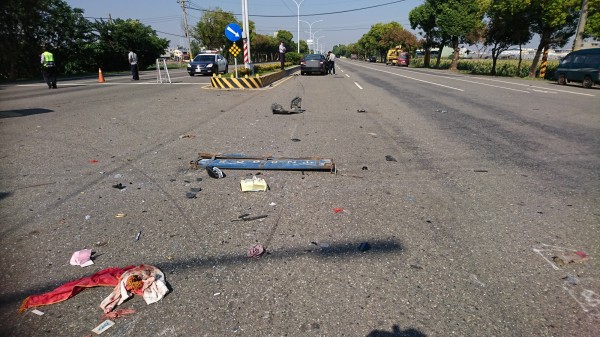 台一省道斗南延平路一段與義和一路路口發生3車事故，造成小貨車司機夫妻一死一重傷。（民眾提供）