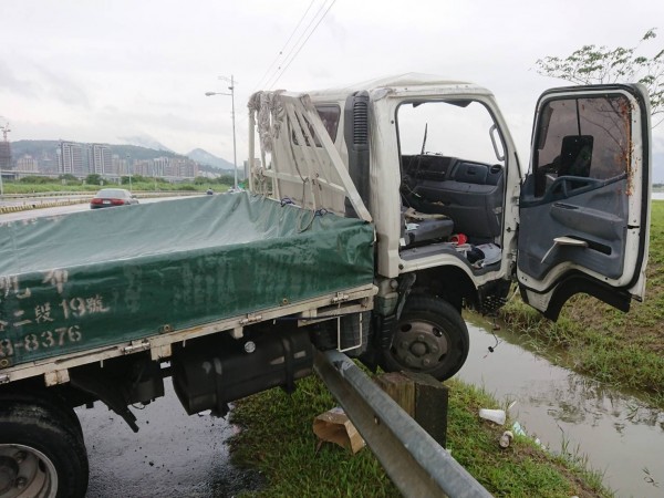 小貨車疑打滑自撞護欄。（記者曾健銘翻攝）