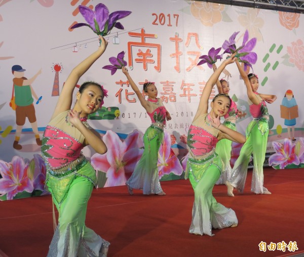 2017南投花卉嘉年華系列活動記者會，由花仙子舞蹈表演開場。（記者張協昇攝）