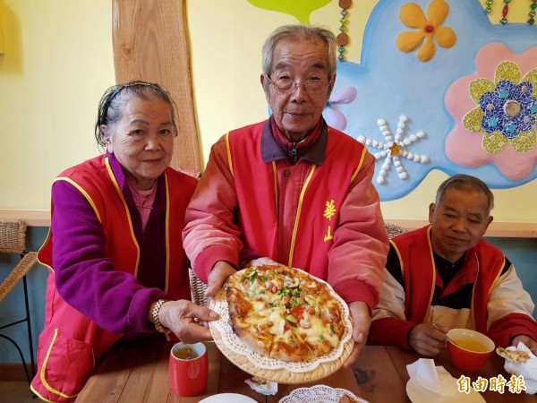 華山基金會新竹縣北埔愛心天使站今天邀請定期關懷的老人家到窯烤披薩餐廳，鼓勵他們動手做披薩烤來吃。（記者蔡孟尚攝）