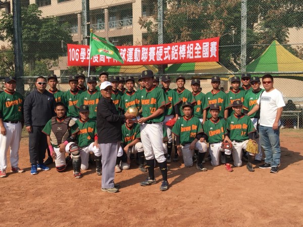 新竹市成德高中棒球隊在今年高中青棒聯賽鋁棒組拿到全國第5名，是隊史最佳成績。（記者洪美秀翻攝）