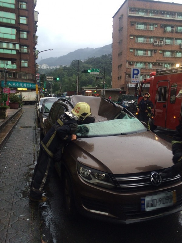 墬樓男子壓毀休旅車頂。（記者吳昇儒翻攝）