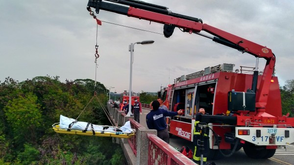 嘉義縣仁義潭大橋下方八掌溪床，下午3點多被釣客發現有具浮屍，消防人員花費1個多小時將死者吊掛上橋。（記者曾迺強翻攝）