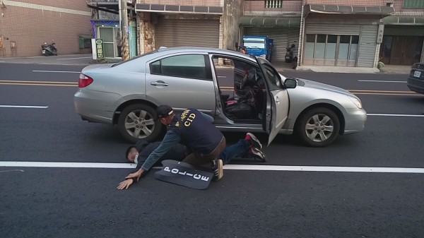 假扮搶匪嫌犯，持槍闖進銀行行搶，其同夥趁亂逃逸仍被警方以優勢警力壓制。（記者李容萍翻攝）